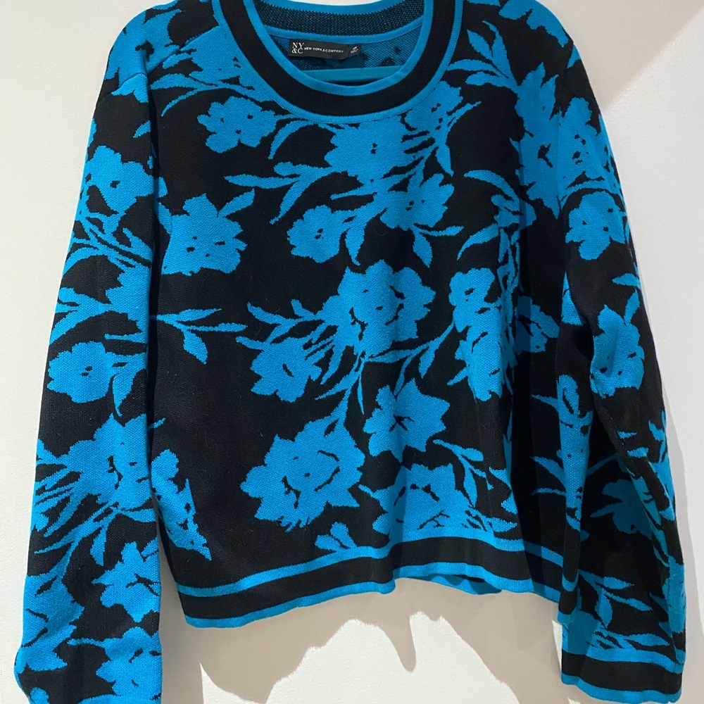 🦋 New York & Company Black and Blue Knit Cropped Sweater 🧋